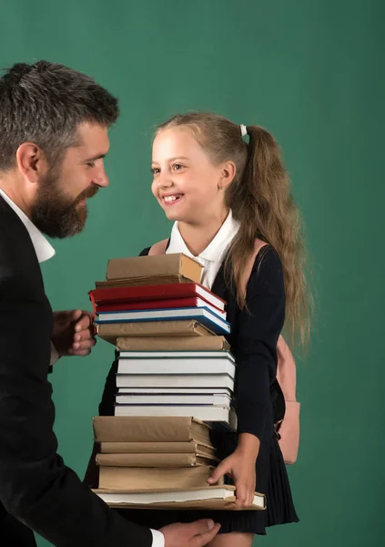 Istruzione e ritorno al concetto di scuola. Il ragazzo dà libri — Foto Stock