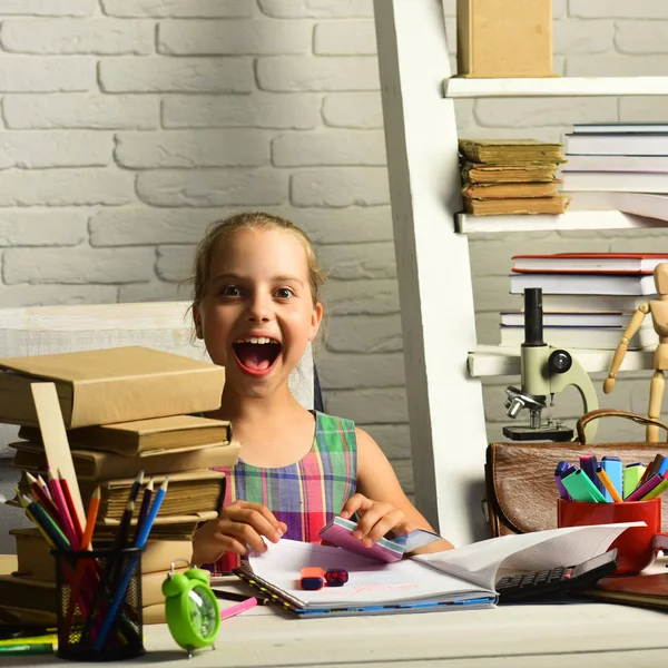 Geri okul kavramı. Kitaplar ve renkli ileti örneği ile kız — Stok fotoğraf