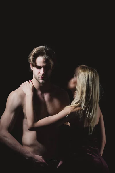 Чоловік з м'язистим тілом з сексуальною дівчиною . — стокове фото