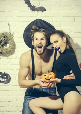 Halloween çift beyaz tuğla duvara bağırarak aşık