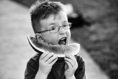 karpuz yeme bardaklarda saçlı çocuk