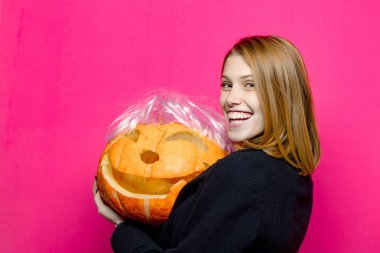 Mutlu yüz kadınla Cadılar Bayramı.