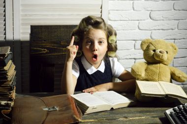 Evrak çantası ve masada daktilo ile çocuk.