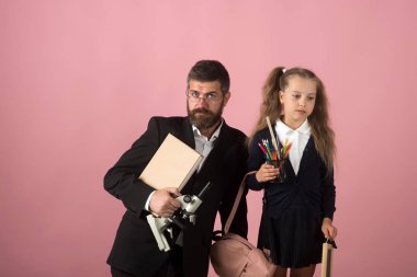 Mikroskop, kitap ve Kırtasiye çocuk ve eğitmen tutun