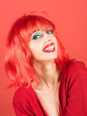 Kadın kırmızı moda makyaj perukla.