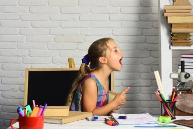 Kız kara tahta, kitaplık, mikroskop ve renkli ileti örneği