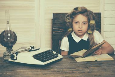 Küçük bebek Sekreter daktilo ve kitap ile.