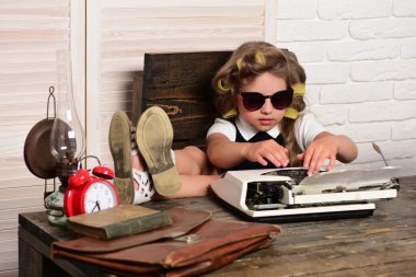 Çocuk gözlük kariyer seçmek.