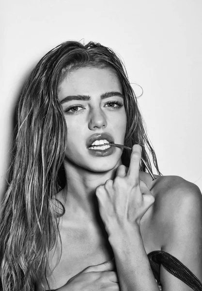 uzun süre ıslak saç modeliyle