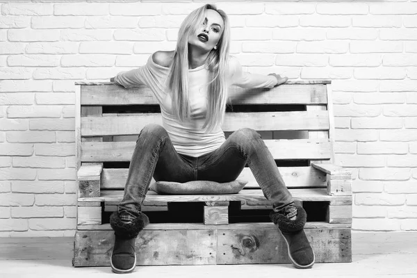 Kız koltukta oturur