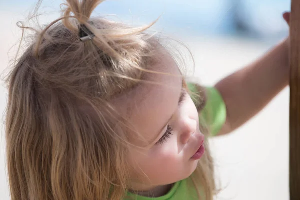 Kleine jongenskind gluren met nieuwsgierig schattig gezicht — Stockfoto