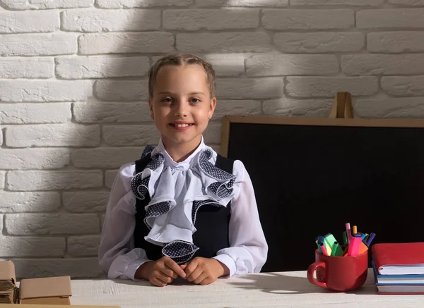 Kind im Klassenzimmer auf weißem Backstein-Hintergrund — Stockfoto