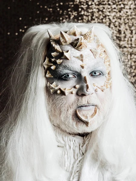 Toprak sana diken ve yüzünde siğiller ile canavar