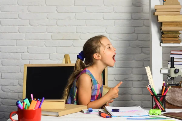 Kız kara tahta, kitaplık, mikroskop ve renkli ileti örneği