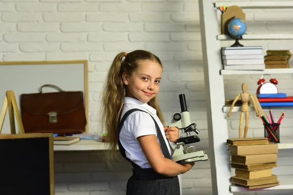 Kind experimentiert. Mädchen mit lächelndem Gesicht in der Nähe der Schule — Stockfoto