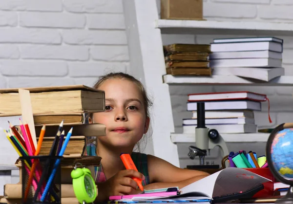 Material infantil y escolar sobre fondo de ladrillo blanco —  Fotos de Stock