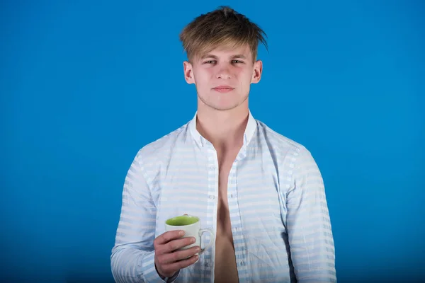 Macho com cabelo loiro segurando copo em camisa aberta — Fotografia de Stock