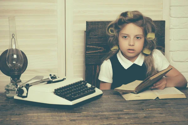 Küçük bebek Sekreter daktilo ve kitap ile.