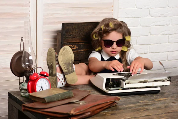 Criança escolhe carreira em óculos . — Fotografia de Stock