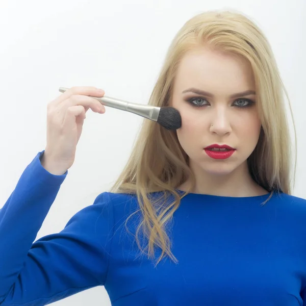 Frau pudert Gesichtshaut mit Make-up-Pinsel auf — Stockfoto