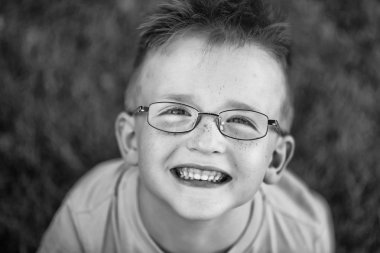 saçlı gözlüklü erkek bebek