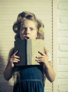 Kitap ile küçük bebek.