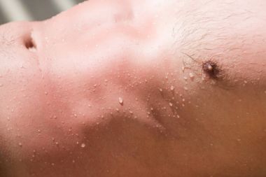 ıslak damla ile erkek gövde