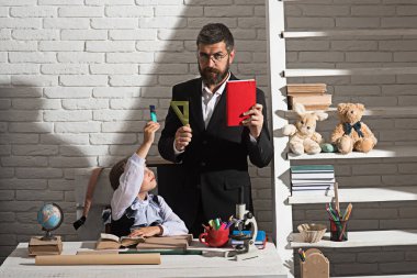 Sınıf ve ev eğitim kavramı. Aile ile okul malzemeleri