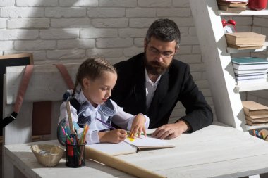 Eğitim ve aile ilişki kavramı. Liseli kız ve babası