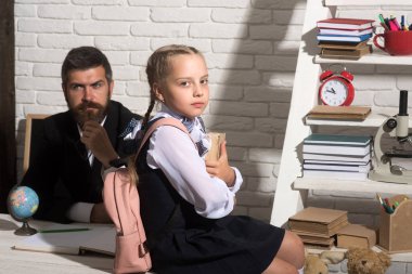 Kızı ve babası beyaz tuğla zemin üzerine