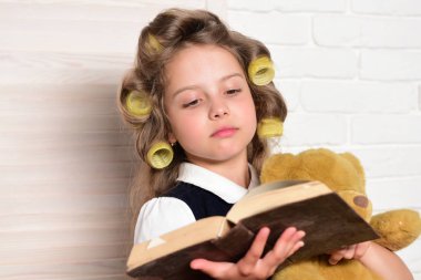 Küçük bebek Sekreter kabine ayı ile.