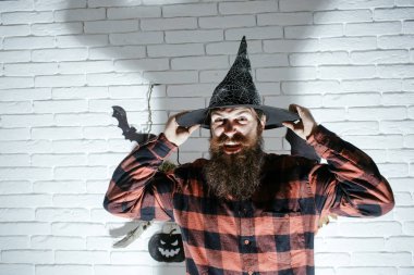 Cadılar Bayramı hipster kötü yüz ve cadı şapka sakallı