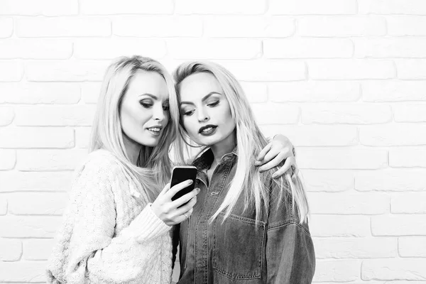 Dívky si hrají s smartphone — Stock fotografie