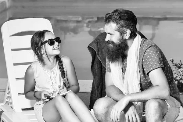 Homem e menina feliz na piscina — Fotografia de Stock