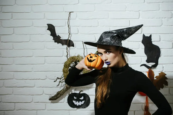 Halloween in heks hoed en zwarte kostuum meisje — Stockfoto