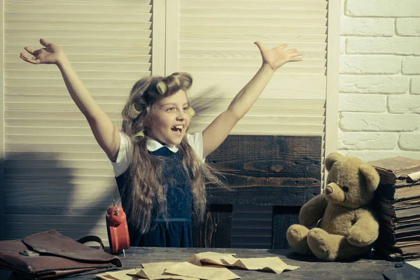 Menina pequena com curler no cabelo . — Fotografia de Stock