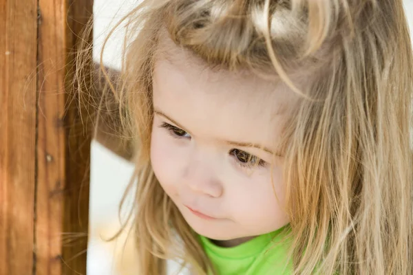 Niño niño con adorable cara curiosa — Foto de Stock