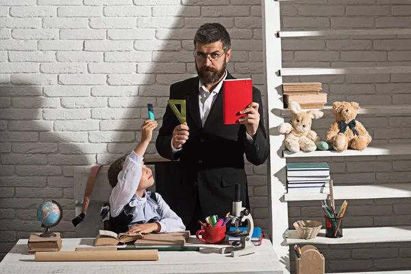 Sınıf ve ev eğitim kavramı. Aile ile okul malzemeleri