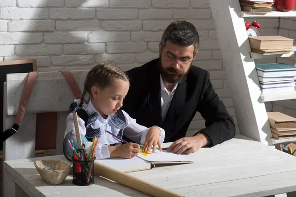 Eğitim ve aile ilişki kavramı. Liseli kız ve babası