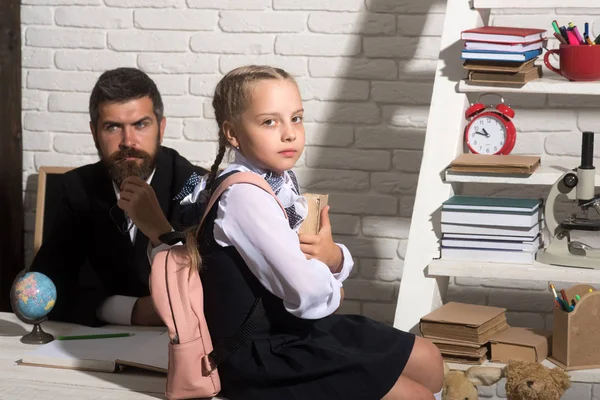 Kızı ve babası beyaz tuğla zemin üzerine