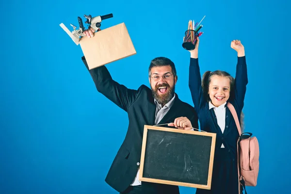 Padre e studentessa con facce felici su sfondo blu — Foto Stock