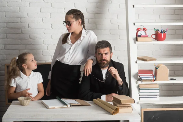 Ensino em casa e de volta ao conceito de escola. Professores e alunas — Fotografia de Stock