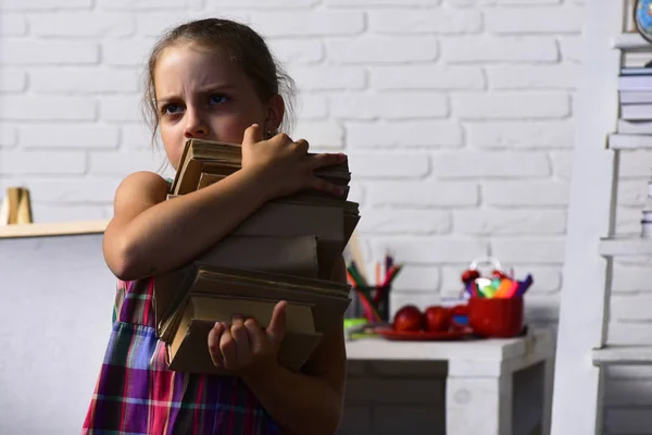 Menina perto de seus artigos de papelaria e papelaria escola colorida — Fotografia de Stock