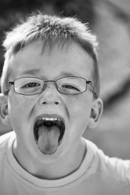 Küçük çocuk dilini koyar