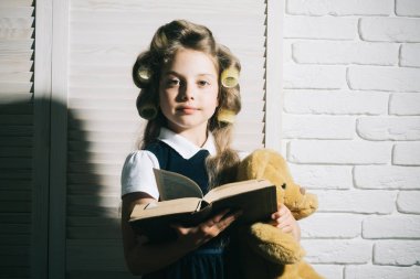 Çocuk okuma kitabı.