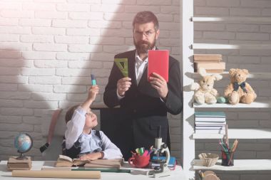 Okul ve evde eğitim kavramı. Kız ve baba