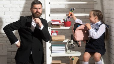 Sınıf ve ev eğitim kavramı. Liseli kız ve baba