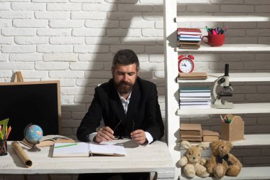 Beyaz tuğla duvar arka plan üzerinde sakallı