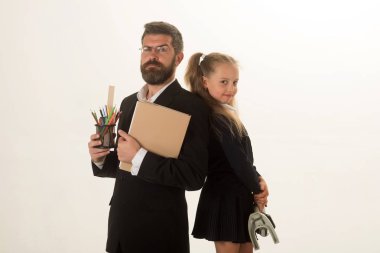 Mikroskop, kitap ve kalem çocuk ve eğitmen tutun