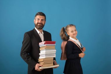 Eğitim ve okul kavramı dön. Okul üniforması giyen kız